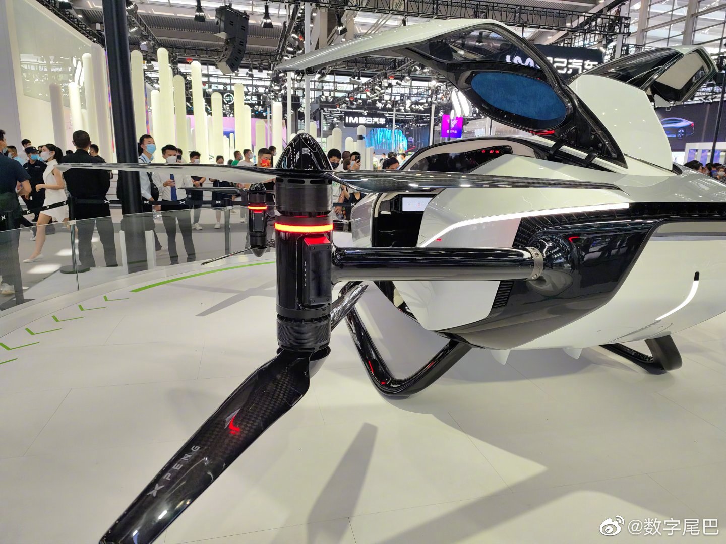 小鹏展台这台载人飞行器旅航者x2真的是最抓眼的存在