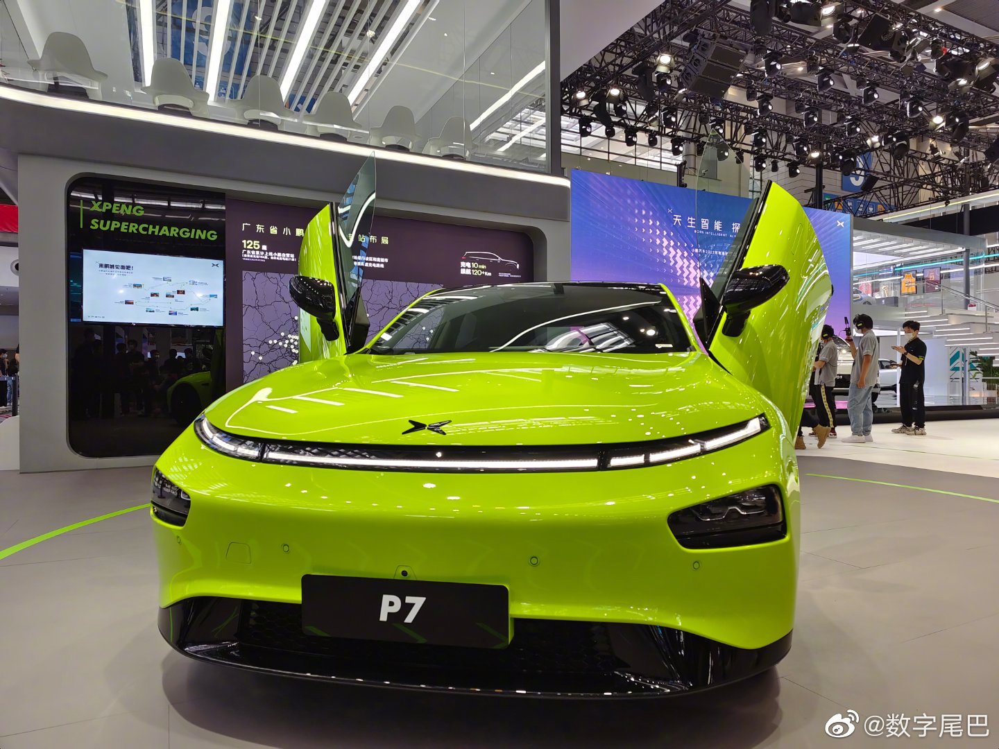 小鹏展台这台载人飞行器旅航者x2真的是最抓眼的存在