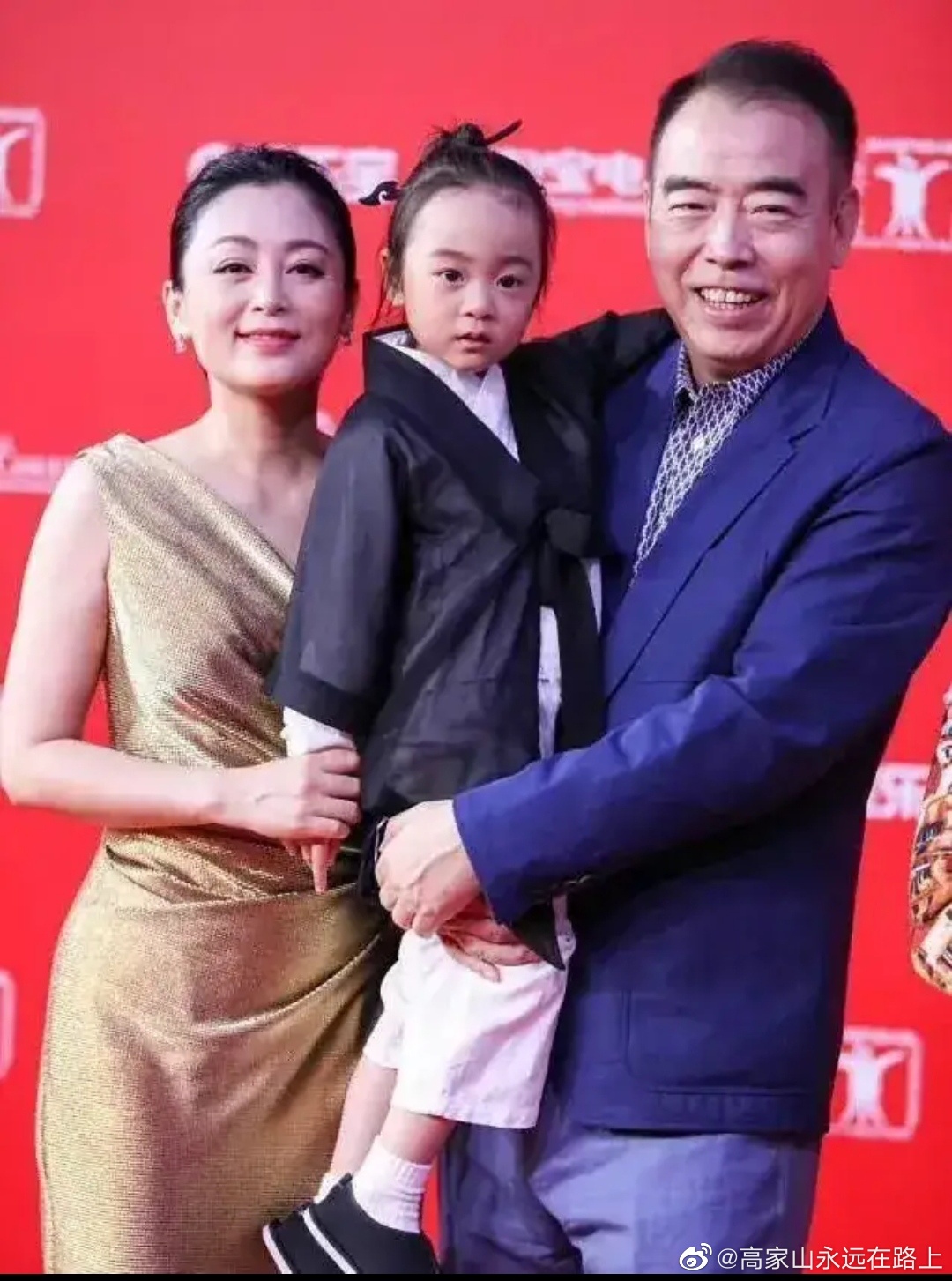 陈红身边的陈凯歌一家三口其乐融融真幸福啊站在红地毯上