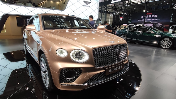 长轴版宾利添越亮相于粤港澳大湾区车展不仅是加长轴距那么简单