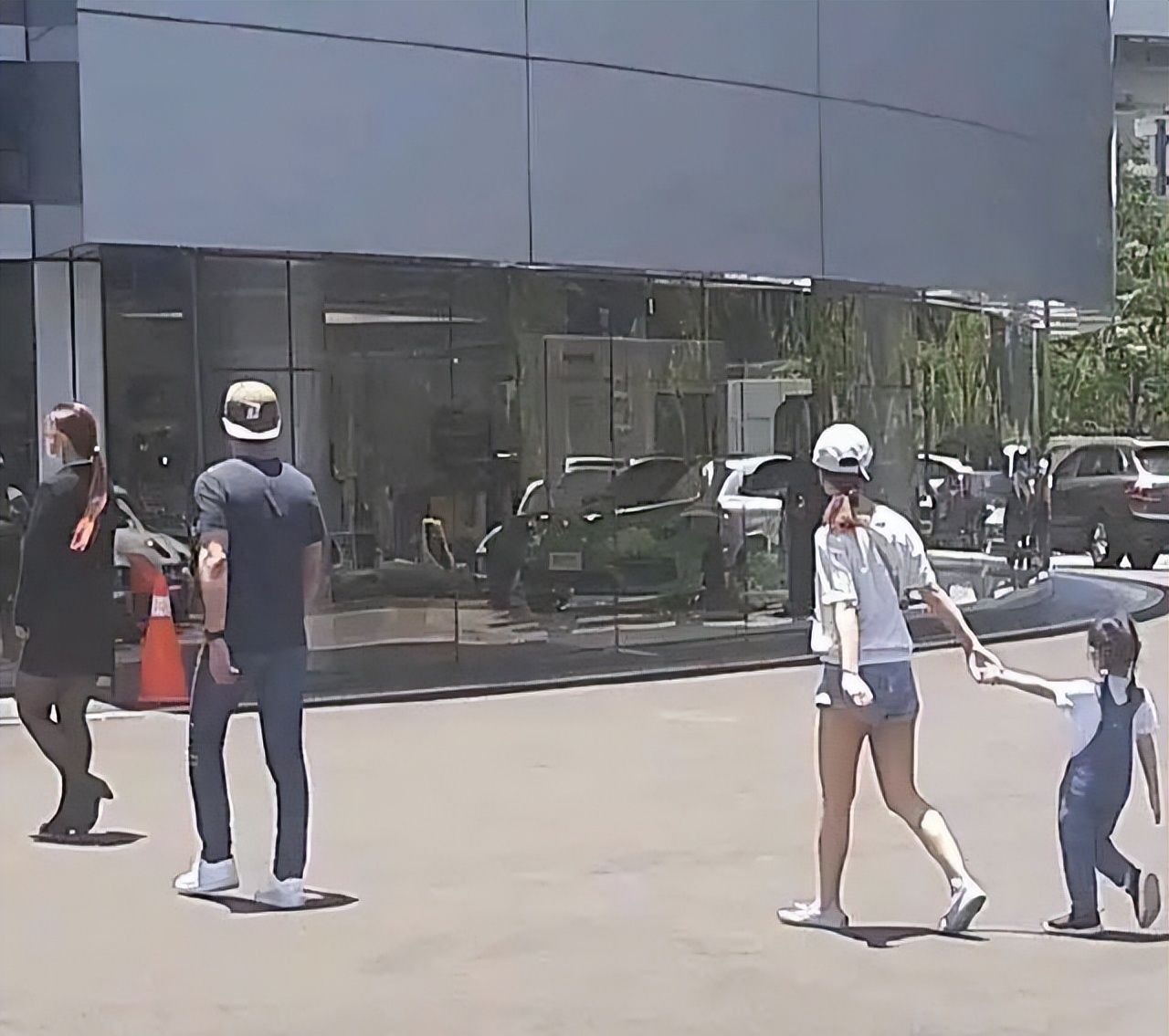 林心如牵女儿外出逛街!5岁小海豚太像妈,爸爸走太快母女跟不上休闲区蓝鸢梦想 - Www.slyday.coM