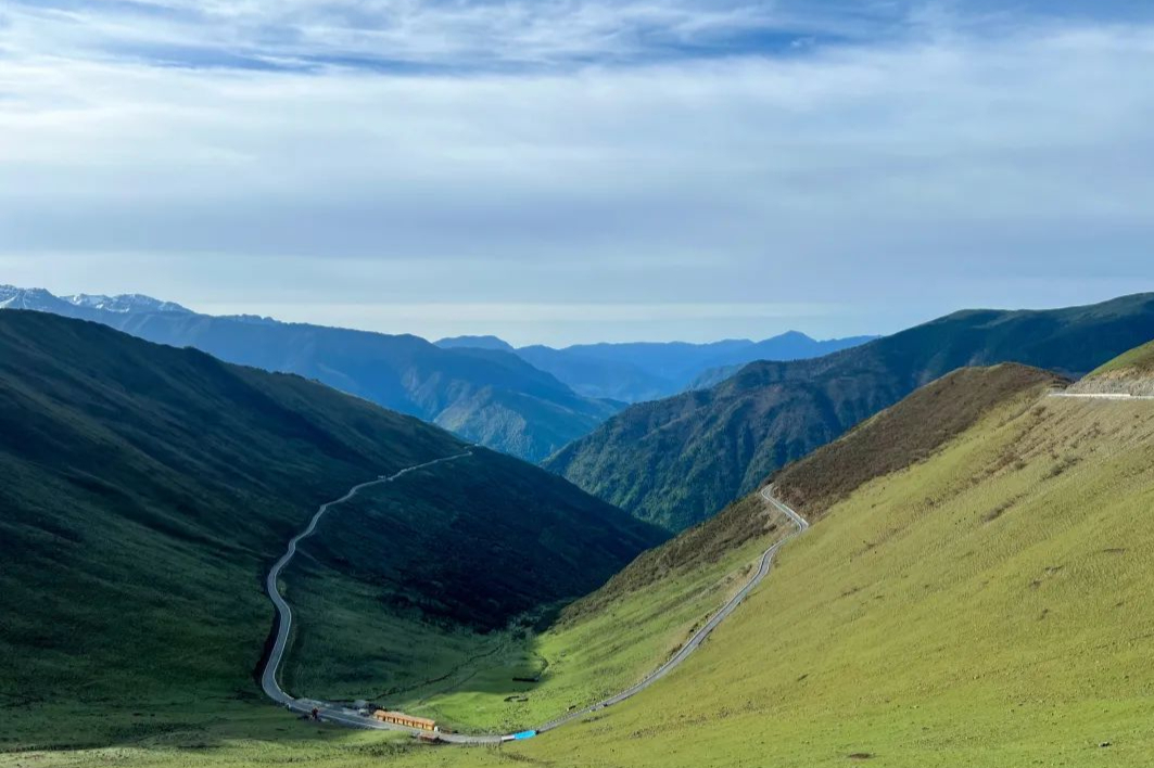 四川有座雪山，是红军长征翻越的第一座大雪山，景美人少免门票休闲区蓝鸢梦想 - Www.slyday.coM