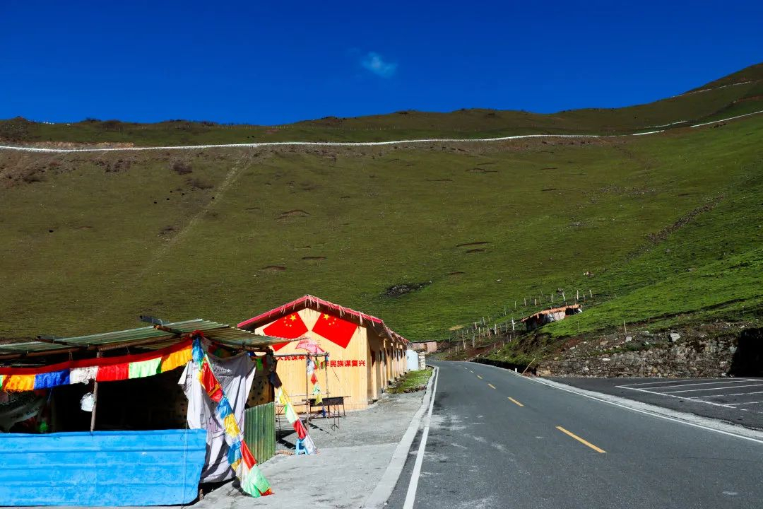 四川有座雪山,是红军长征翻越的第一座大雪山,景美人少免门票休闲区蓝鸢梦想 - Www.slyday.coM 四川有座雪山,是红军长征翻越的第一座大雪山,景美人少免门票休闲区蓝鸢梦想 - Www.slyday.coM