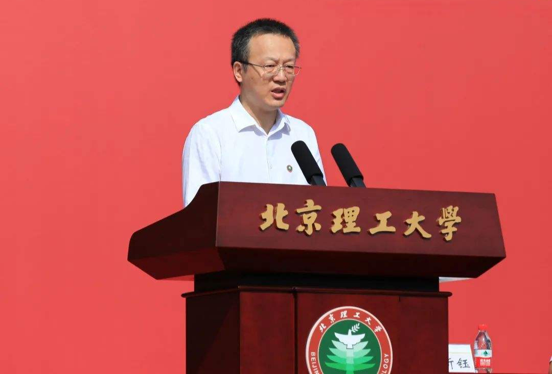 龙腾本科毕业于中国科学技术大学无线电电子学系,后考取北京理工大学