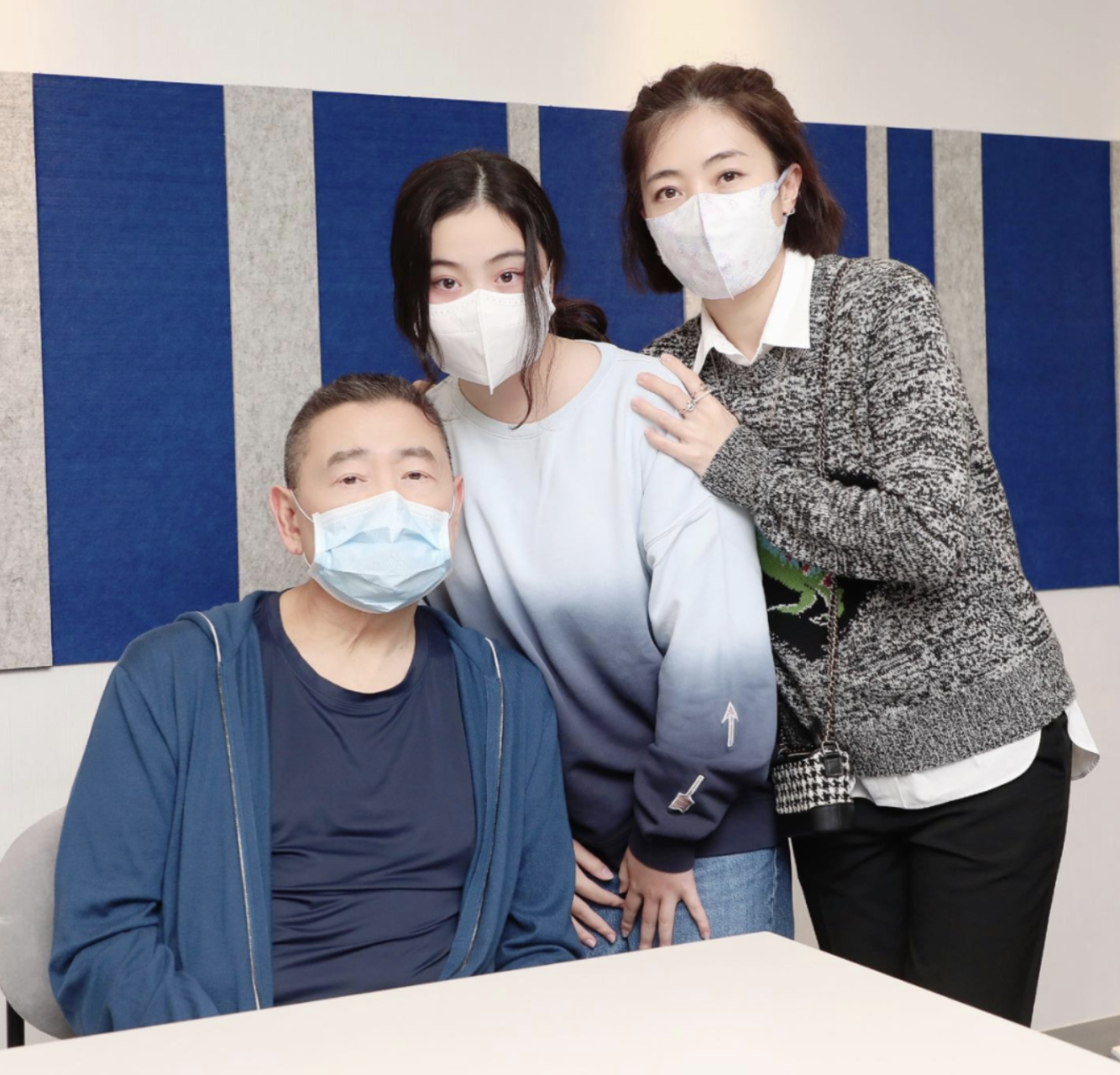 甘比晒为好友庆生照，14岁刘秀桦单手托腮出镜，亲手做蛋糕送寿星休闲区蓝鸢梦想 - Www.slyday.coM