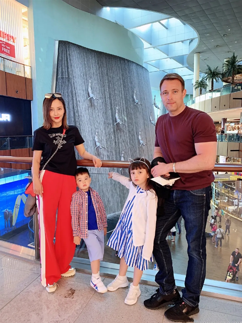 43岁马雅舒和外籍老公同框搭配白裙显皮肤黑老公帅过吴奇隆