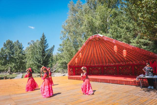 新疆旅行：追寻牧羊人的歌声，我们遇见了一片超美白桦林休闲区蓝鸢梦想 - Www.slyday.coM