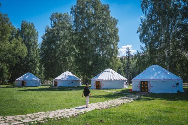 新疆旅行：追寻牧羊人的歌声，我们遇见了一片超美白桦林休闲区蓝鸢梦想 - Www.slyday.coM