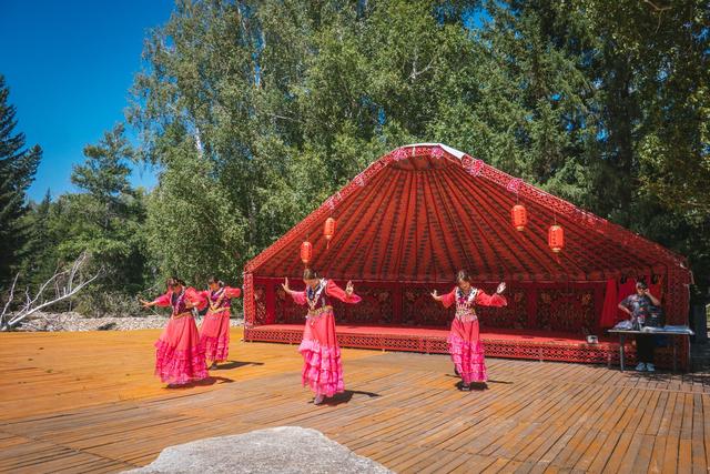 新疆旅行：追寻牧羊人的歌声，我们遇见了一片超美白桦林休闲区蓝鸢梦想 - Www.slyday.coM
