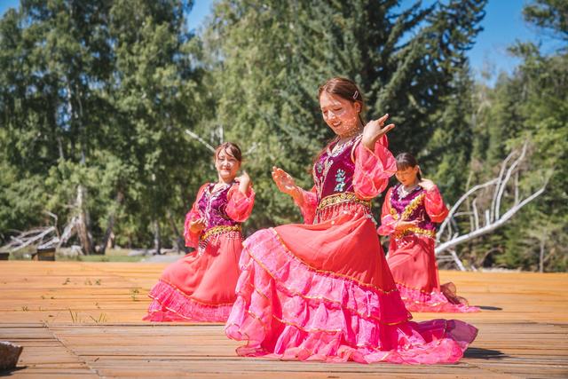 新疆旅行：追寻牧羊人的歌声，我们遇见了一片超美白桦林休闲区蓝鸢梦想 - Www.slyday.coM