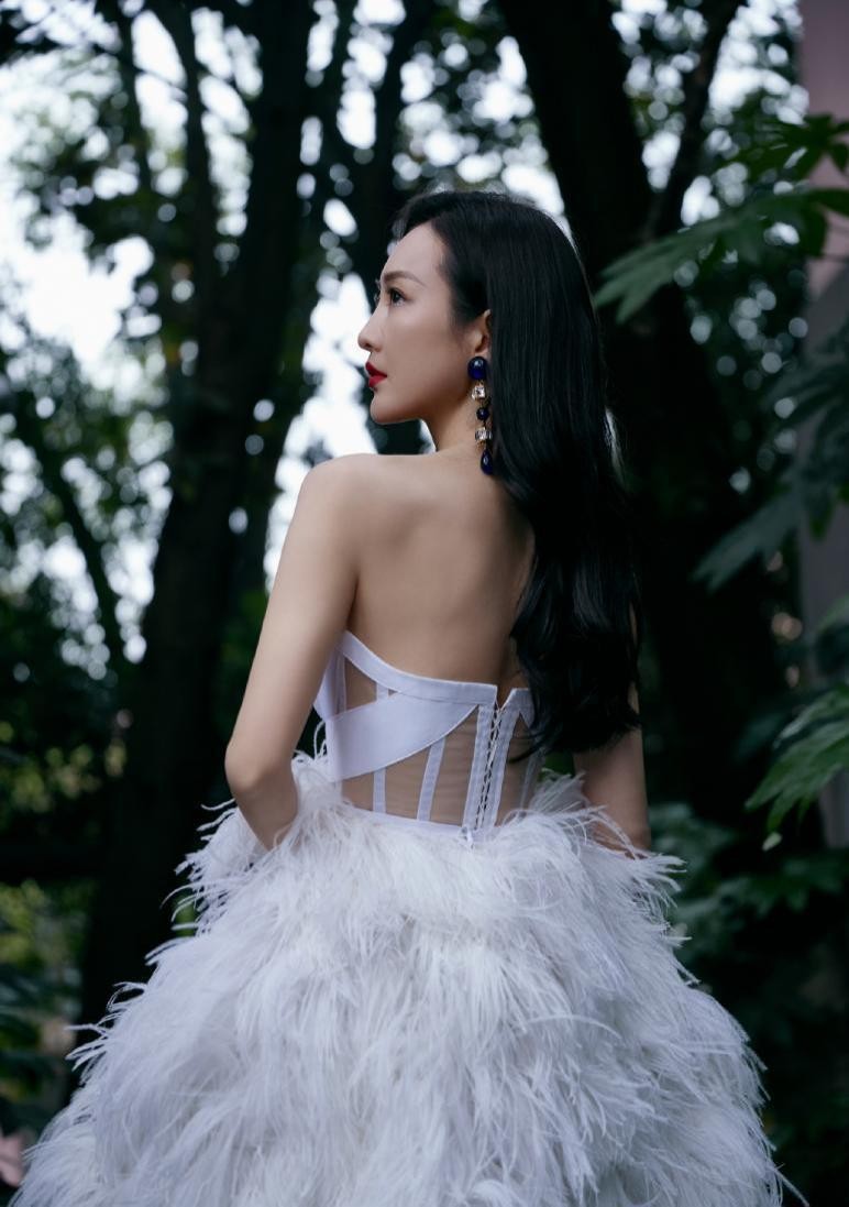 王鸥穿礼裙有女人味,白色"豁口"抹胸勾勒成熟曲线,御姐范十足__财经