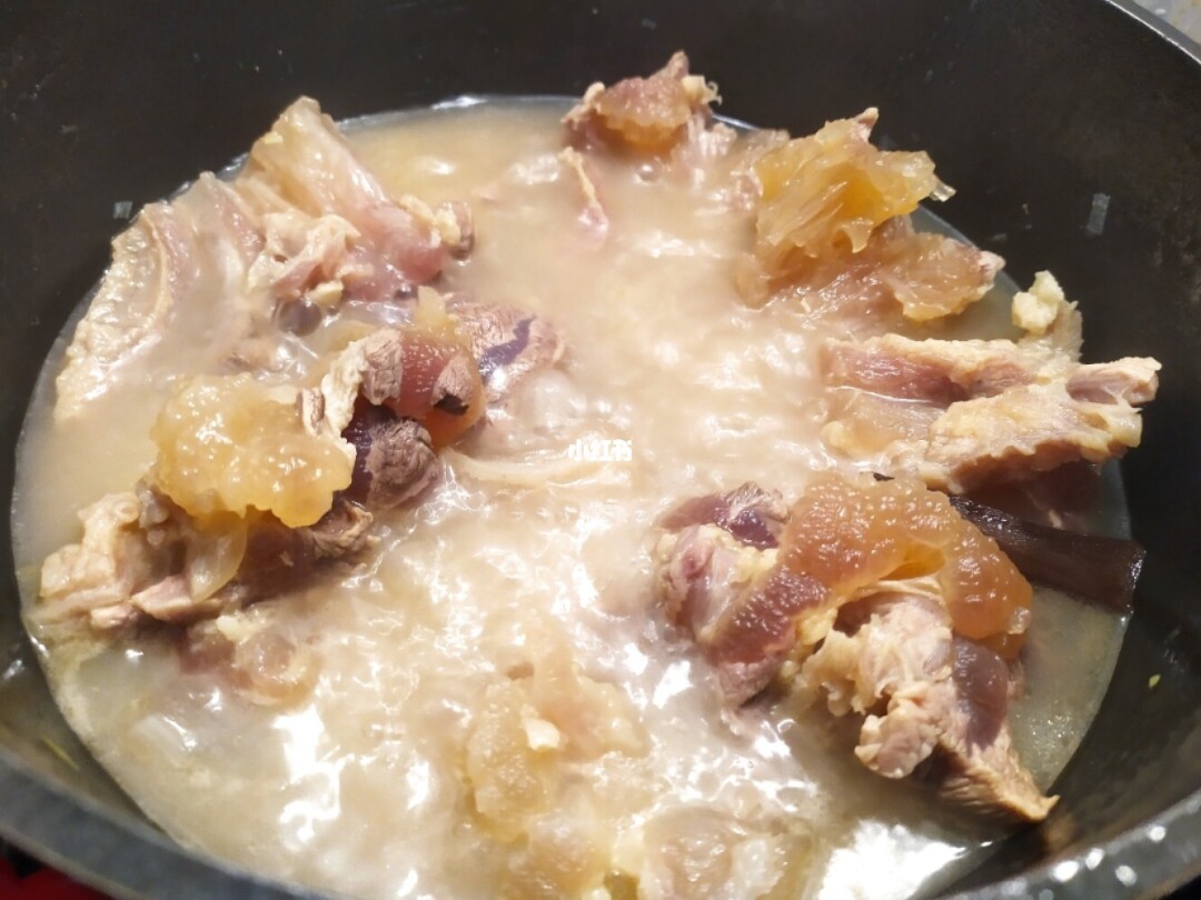 美味的牛筋鸡肉汤