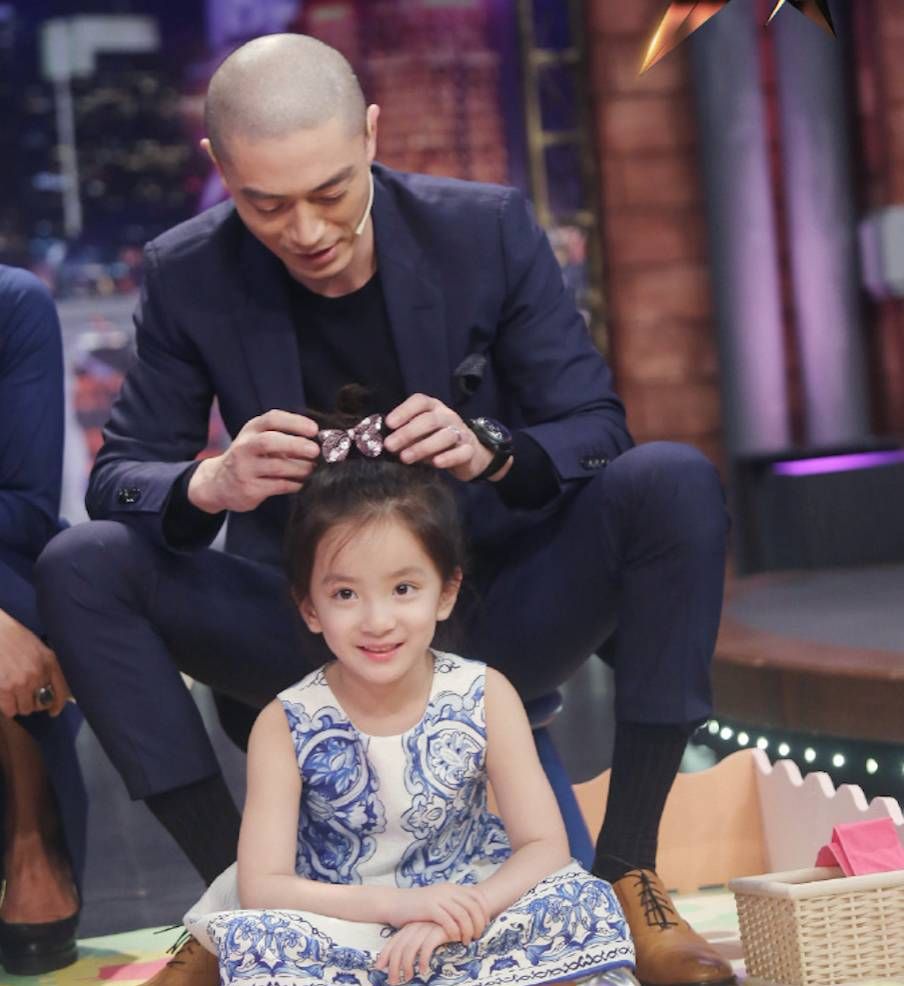 林心如牵女儿外出逛街!5岁小海豚太像妈,爸爸走太快母女跟不上休闲区蓝鸢梦想 - Www.slyday.coM