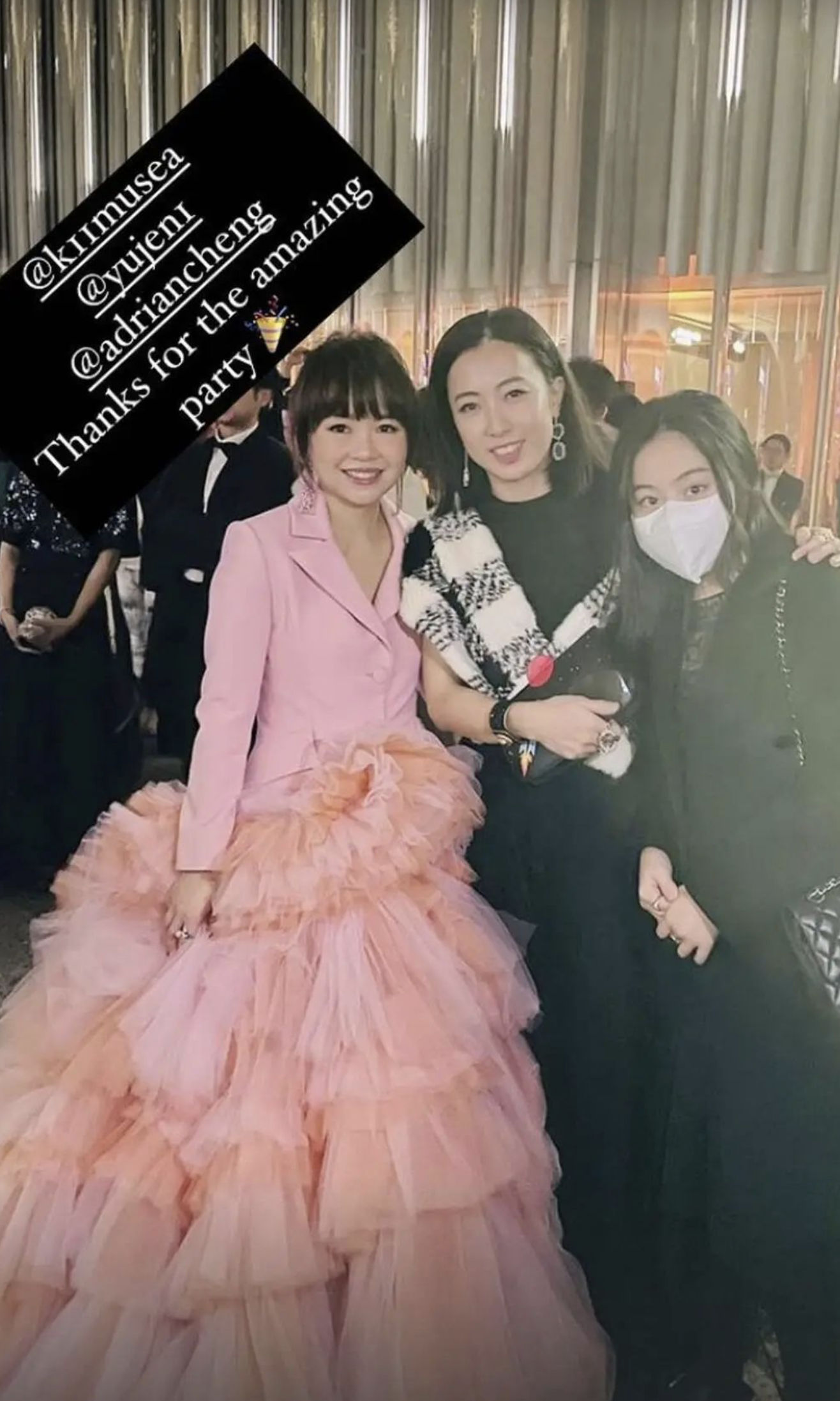 甘比晒为好友庆生照，14岁刘秀桦单手托腮出镜，亲手做蛋糕送寿星休闲区蓝鸢梦想 - Www.slyday.coM