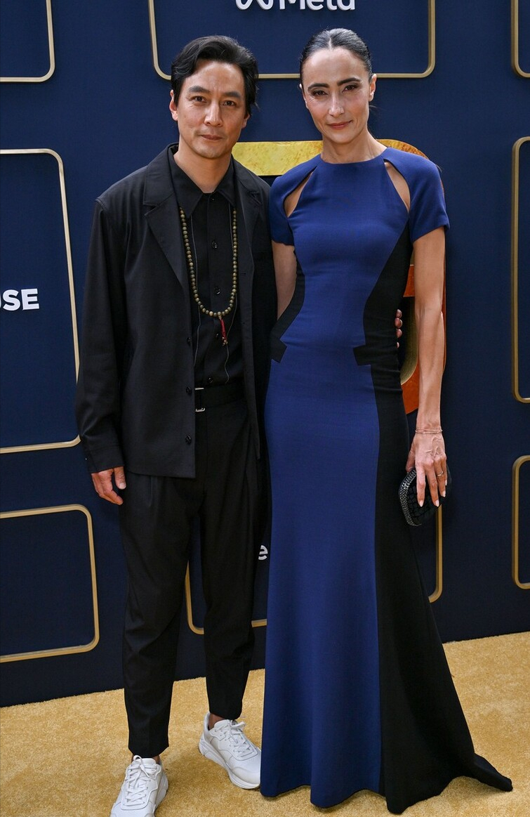 吴彦祖夫妇双双发腮！老婆头发扎起来显脸方，穿蓝裙却美得很高级休闲区蓝鸢梦想 - Www.slyday.coM