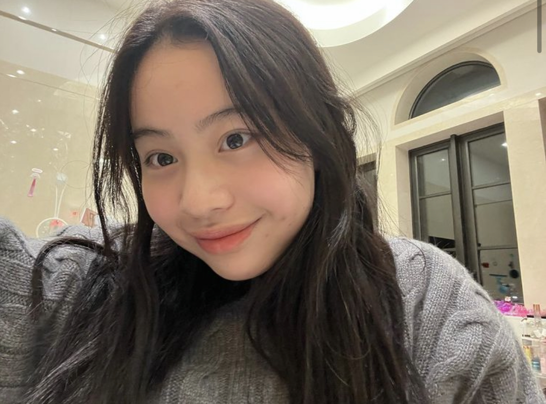 甘比晒为好友庆生照，14岁刘秀桦单手托腮出镜，亲手做蛋糕送寿星休闲区蓝鸢梦想 - Www.slyday.coM