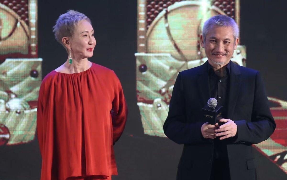 徐克罕和前妻同框,施南生戴翡翠穿红衣,71岁依旧前卫不输小年轻