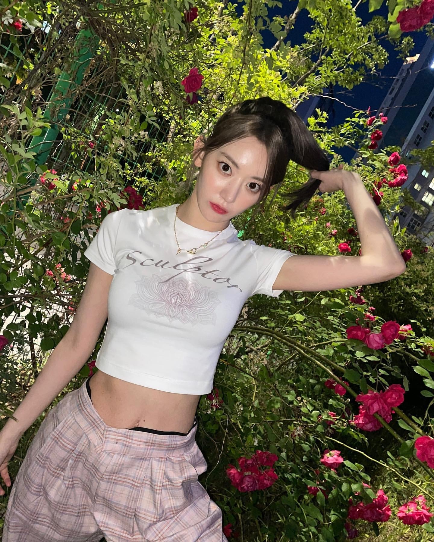 看起来很瘦身材却丰满有型宫胁咲良晒近照上半身魅力大反转