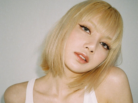 很瘦却有肌肉，Blackpink Lisa白色T恤牛仔裤，是“金发芭比”？|T恤|芭比|牛仔裤_新浪新闻