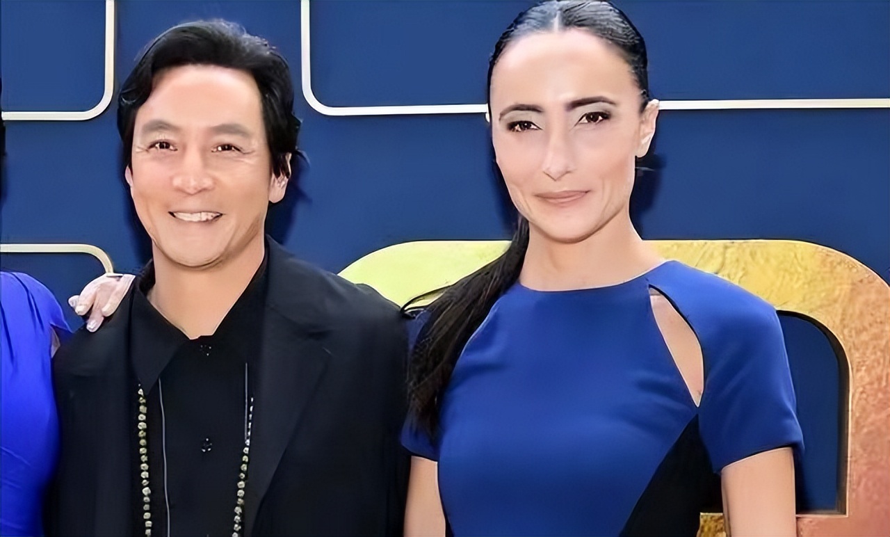 吴彦祖夫妇双双发腮！老婆头发扎起来显脸方，穿蓝裙却美得很高级休闲区蓝鸢梦想 - Www.slyday.coM