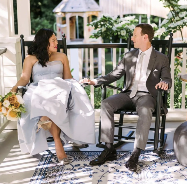 扎克伯格和华裔妻子太甜一起泡温泉真浪漫37岁妻子却有大妈范