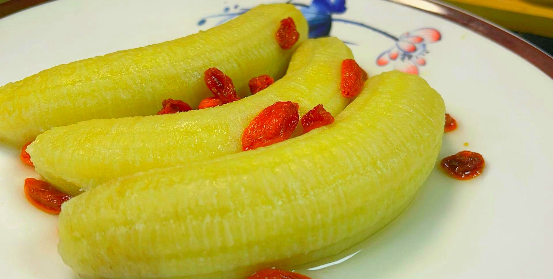 【胡师傅有话说】:虽然蒸香蕉的好处特别多,但是蒸熟后的香蕉属于热性