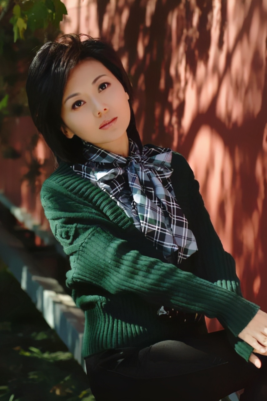 主持女神柴璐 曾是省高考双冠王 42岁仍是少女风格