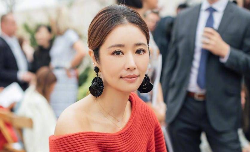 林心如牵女儿外出逛街!5岁小海豚太像妈,爸爸走太快母女跟不上休闲区蓝鸢梦想 - Www.slyday.coM