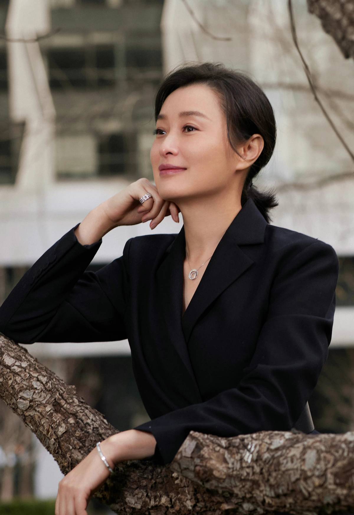 吴越瘦太狠撑不起衣服身材太单薄发际线后移严重刘海都遮不住