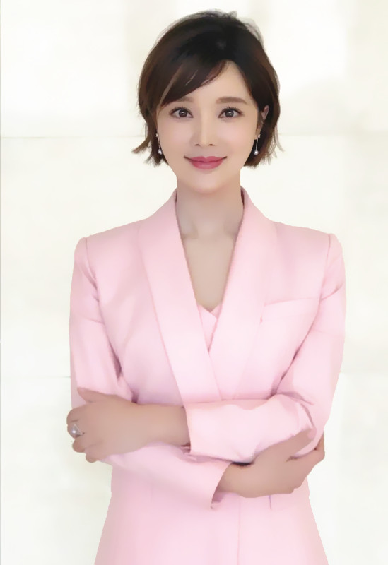 36岁的胡蝶才貌双全 干练短发甜美风 粉色西装太迷人