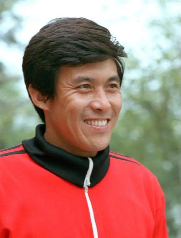 在东亚还有很多的中场大师级的球员,中国有迟尚斌,秦国荣,彭伟国