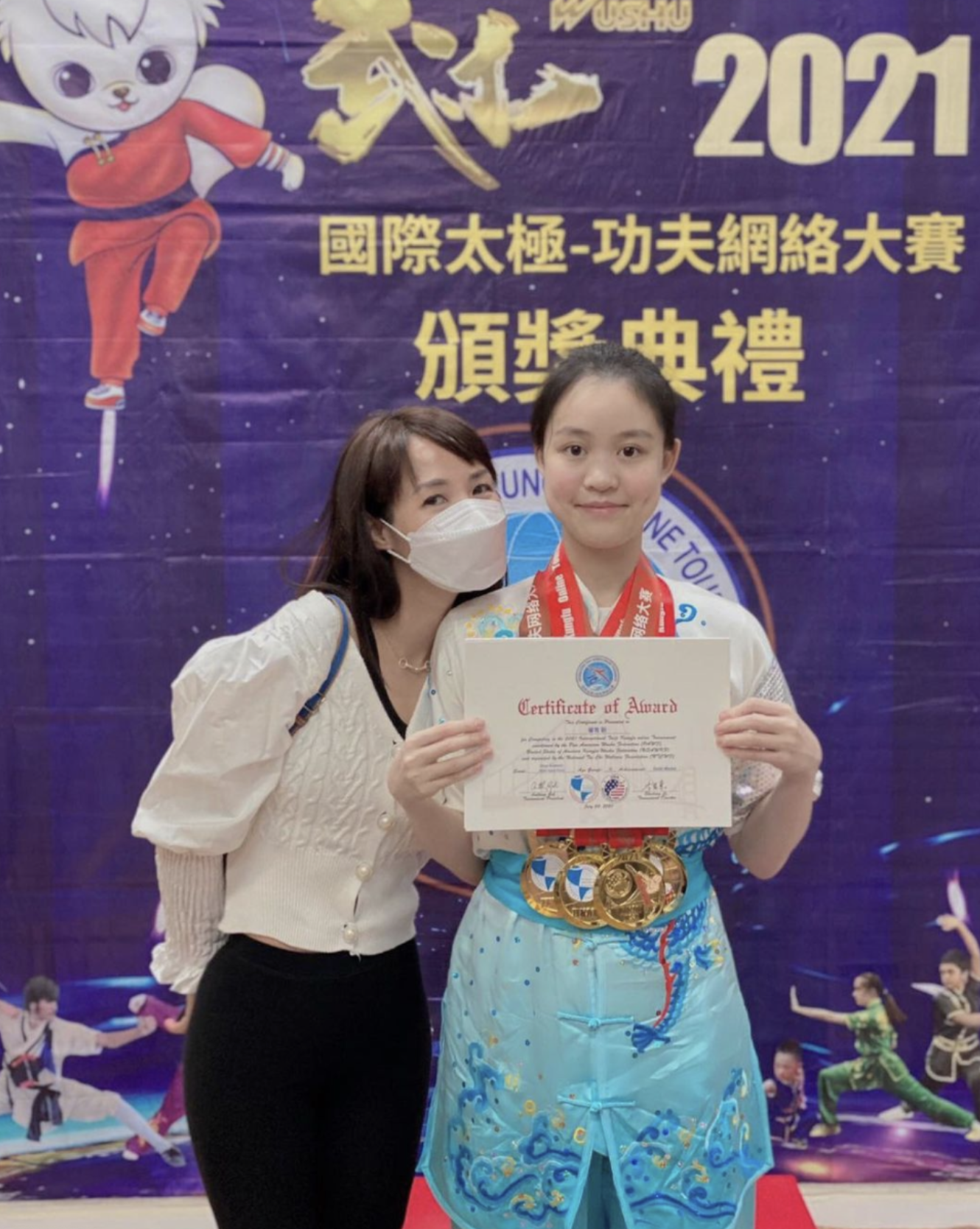 甘比晒为好友庆生照，14岁刘秀桦单手托腮出镜，亲手做蛋糕送寿星休闲区蓝鸢梦想 - Www.slyday.coM