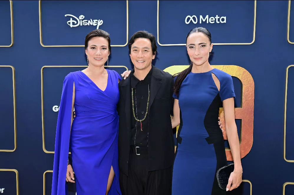 吴彦祖夫妇双双发腮！老婆头发扎起来显脸方，穿蓝裙却美得很高级休闲区蓝鸢梦想 - Www.slyday.coM