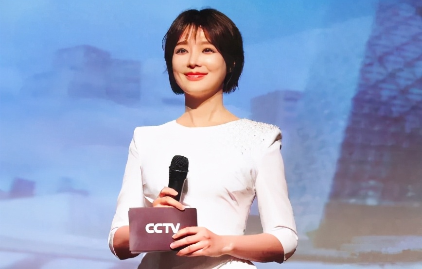 36岁的胡蝶才貌双全 干练短发甜美风 粉色西装太迷人