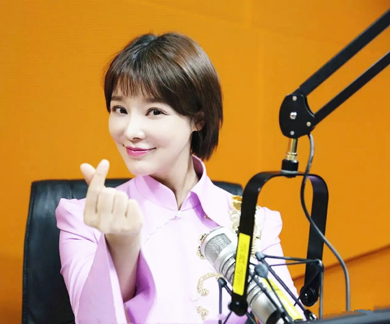 《主持人服装搭配服装汇总》第一 舞台服主持人在搭配上一般都很正统