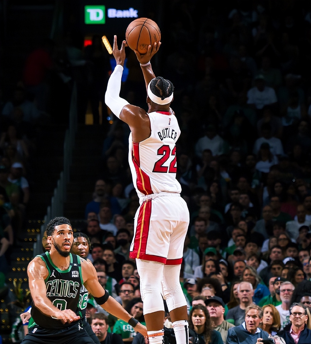 巴特勒在本赛季季后赛场均25分 投篮命中率达到50%,联盟唯一,这确实是