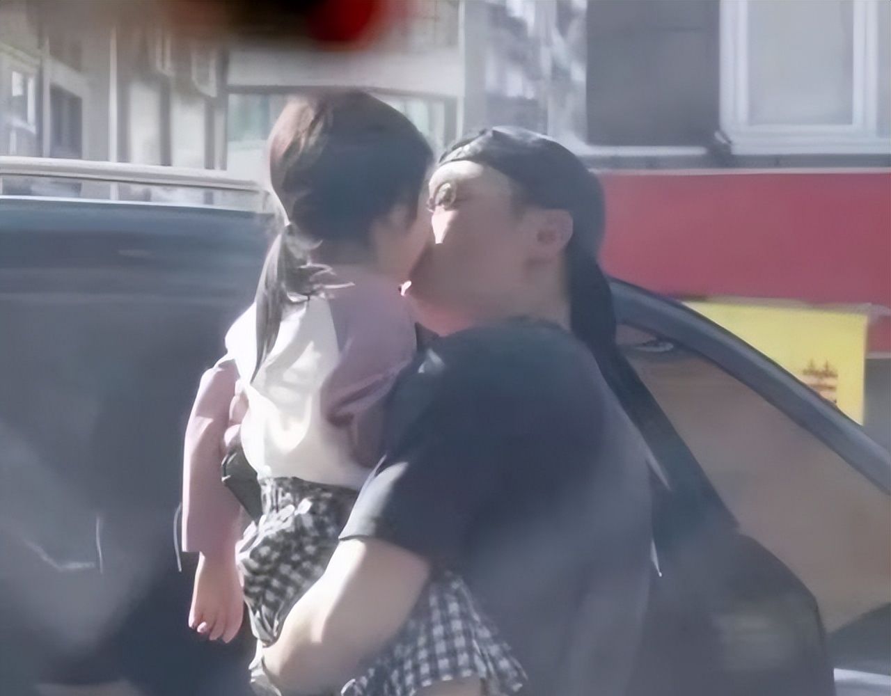 林心如牵女儿外出逛街!5岁小海豚太像妈,爸爸走太快母女跟不上休闲区蓝鸢梦想 - Www.slyday.coM