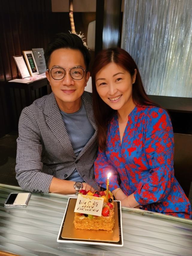 tvb小生胡诺言带太太吃饭享受浪漫 合影时陈琪的大钻戒很抢眼