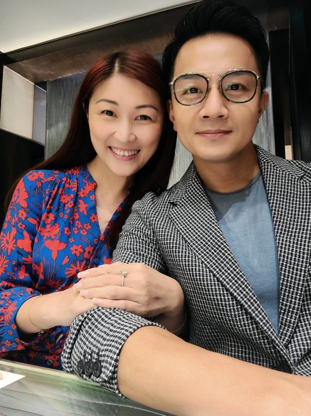 tvb小生胡诺言带太太吃饭享受浪漫 合影时陈琪的大钻戒很抢眼