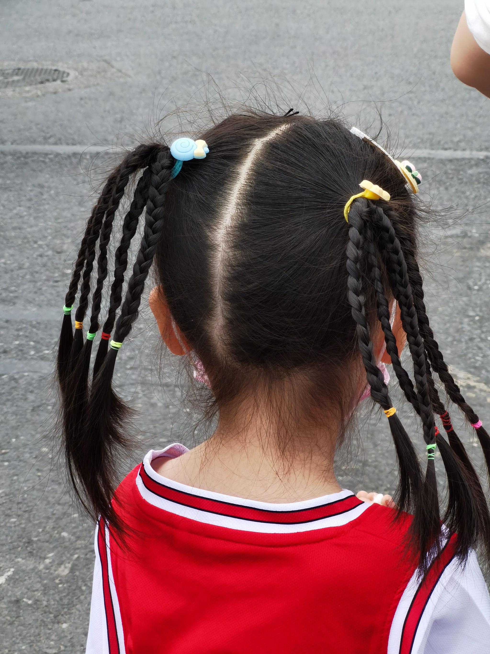 这个小妹妹的辫子好看