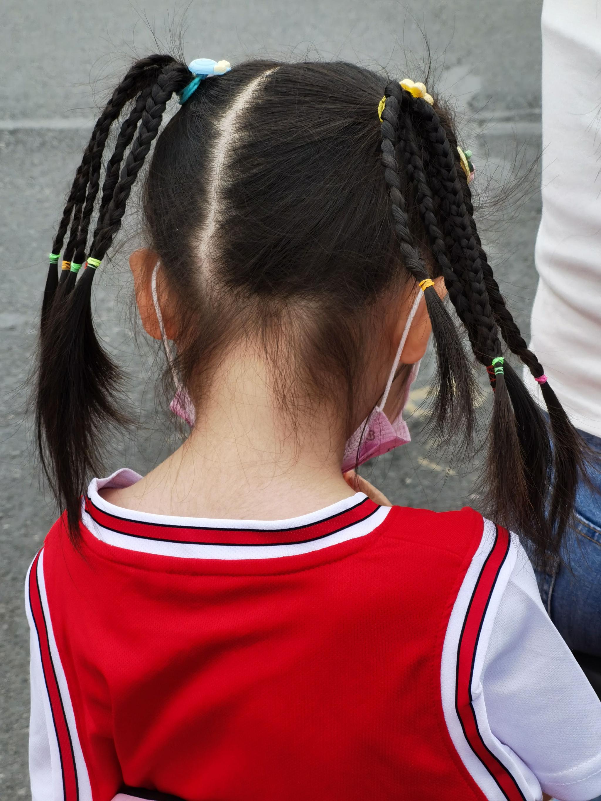 这个小妹妹的辫子好看