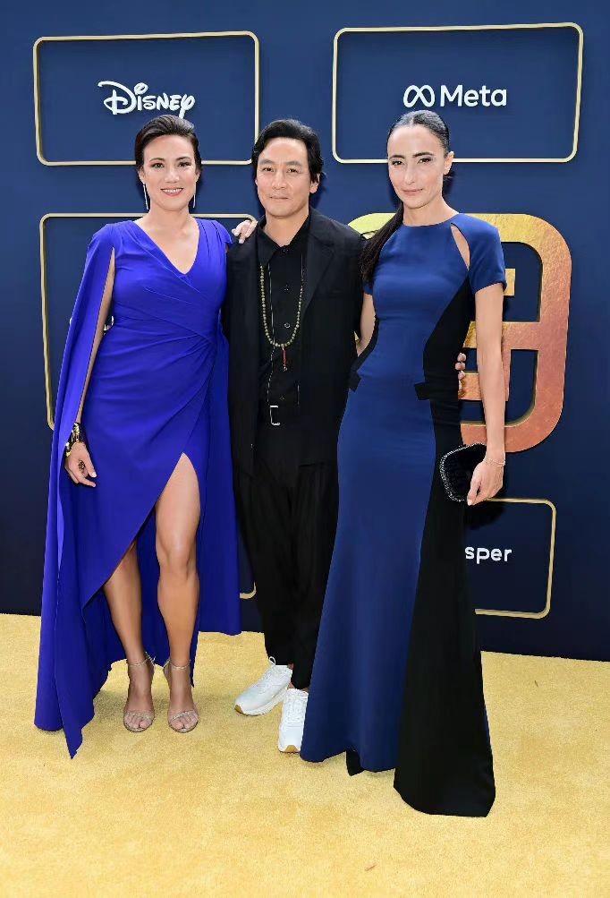 吴彦祖夫妇双双发腮！老婆头发扎起来显脸方，穿蓝裙却美得很高级休闲区蓝鸢梦想 - Www.slyday.coM