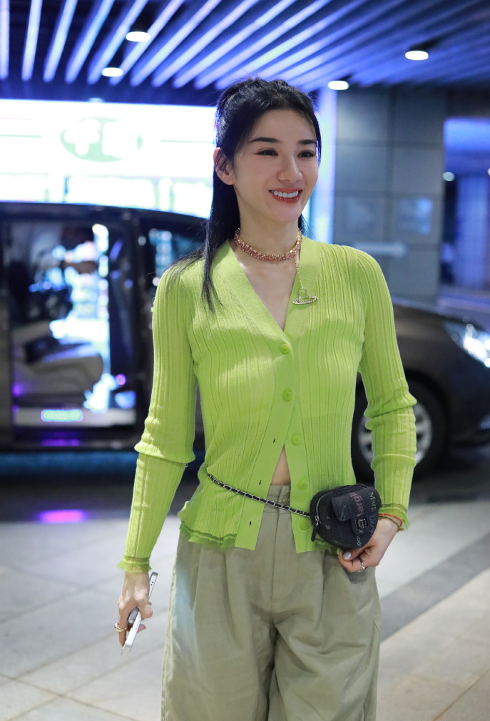 45岁黄奕露脐装秀小蛮腰裤子皱巴巴也没有拉低档次