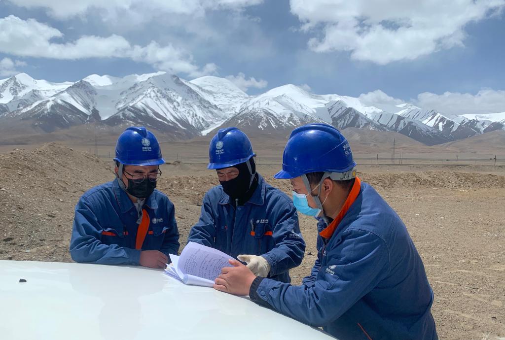 国网青海超高压公司输电专业技术人员开展输电线路作业前的准备工作