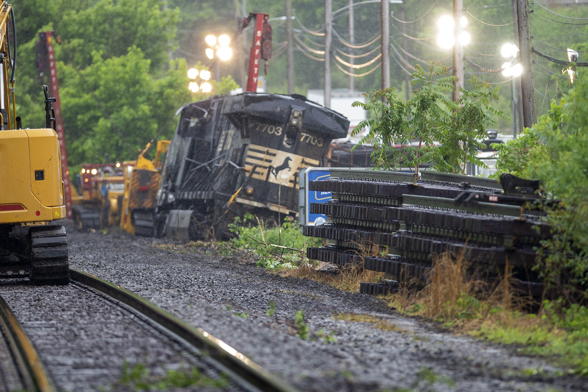 美国宾夕法尼亚州发生火车脱轨事故