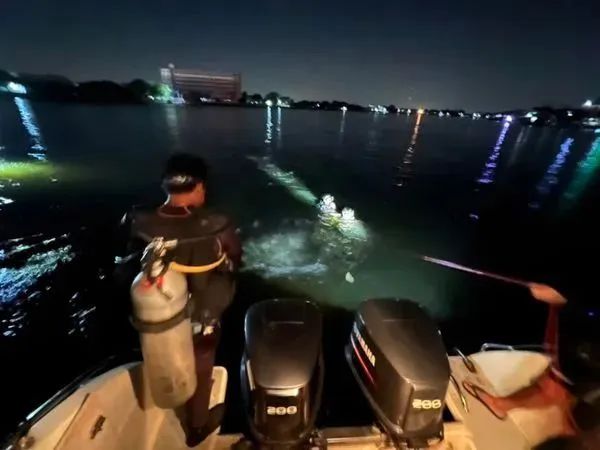 其尸体在2天后,被搜救人员在河里发现.