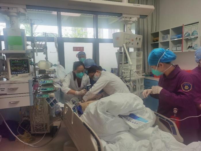 工人触电心脏骤停4名医学生接力抢救