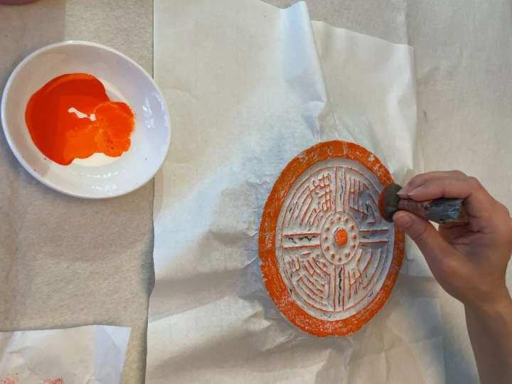周末带孩子去转转吧工美馆大师工作室有了全新技艺项目金石拓印