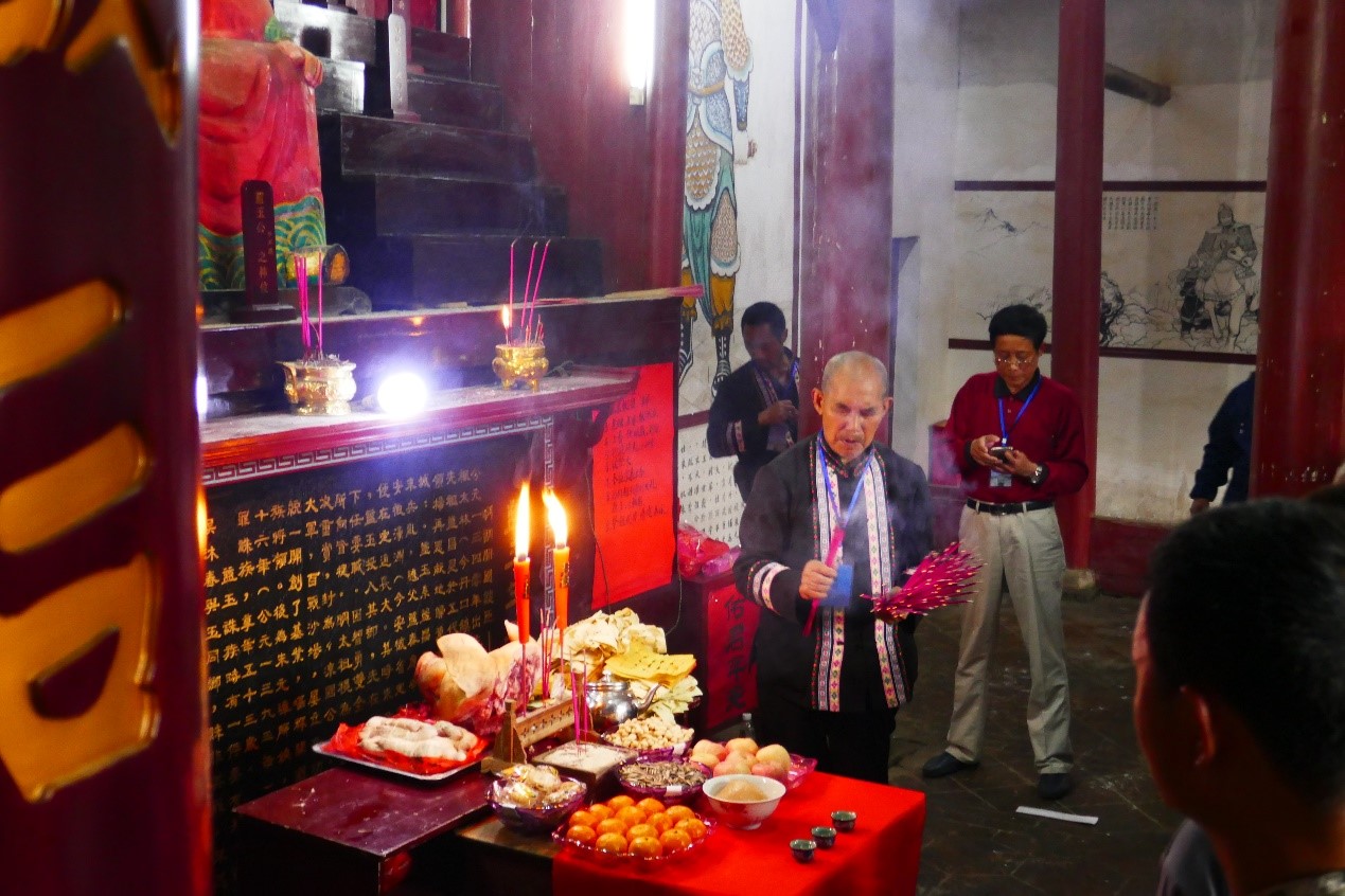 2019年)图十六 太平村蓝氏联宗祭祖仪式主祭献祭(赵晓梅拍摄,2019年)
