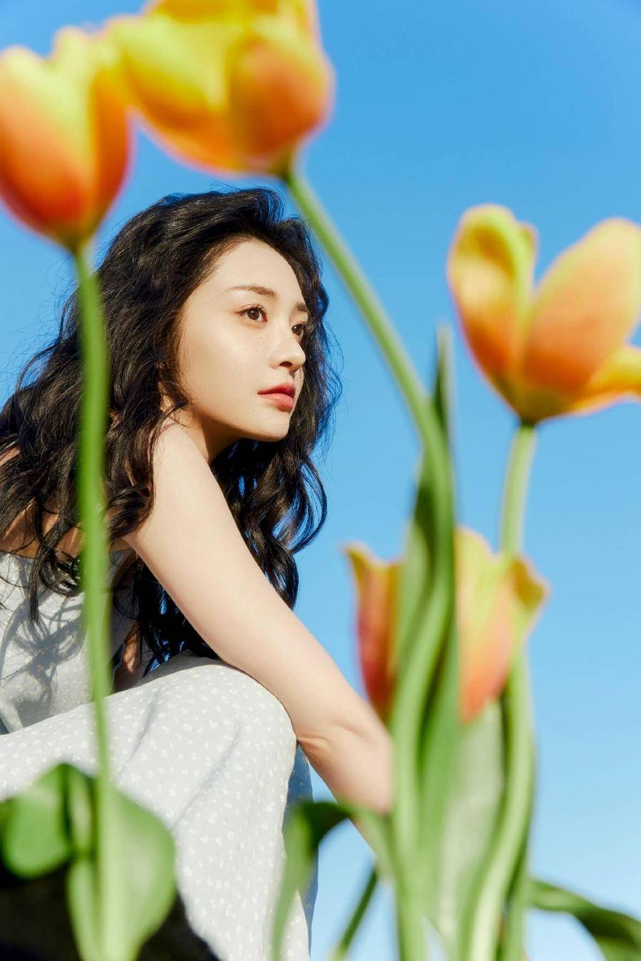 周洁琼氛围感大片卷发造型女人味十足